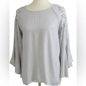 LAUREN CONRAD BELL SLEEVES W/ EMBROIDERED SHOULDERS SLIT BACK  XS SMALL GRAY